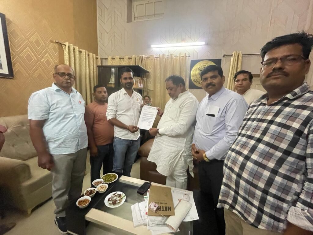 Greater Noida
एकता सेवा समिति आज लखनऊ जाकर माननीय ऊर्जा मंत्री एक शर्मा जी से माननीय परिवहन मंत्री दयाशंकर सिंह जी से अपने 13 कॉलोनीयों के लिए जो बिजली की एक गंभीर समस्या है उसके लिए मिले और उन्होंने हमें जल्द से जल्द इस समस्या का समाधान करने का आश्वासन प्रदान किया और माननीय दयाशंकर सिंह जी के द्वारा माननीय एक शर्मा जी के द्वारा हमारी समिति के कार्यों का सराहना भी किया गया हमें नहीं पता था की एकता सेवा समिति मंत्रियों के पास भी हमारी समिति इतनी छोटी समिति दौड़ रही है जो समिति ने पिछले महीने सभी के पास पत्र भेजे थे सभी उसे पत्र का जवाब देने के लिए तत्पर थे और उन्होंने हमें अच्छा रिस्पांस दिया और अब उम्मीद है की इन 13 कॉलोनी में जल्द से जल्द सूरज उगेगा और बिजली आएगी और हमारी कॉलोनी जगमग आएगी इस मीटिंग में हमारी समिति के महासचिव गौरी शंकर जी सचिव गणेश चौहान जी संगठन मंत्री नागेश्वर जी कोषाध्यक्ष पवन जी उपस्थित रहे और कृष्ण की तरह हमारे साथ चलने वाले सचिन राणा जी भी जो हमें स्थान पर पहुंच एकता सेवा समिति के उन 50 हमारी समिति के मजबूत सिपाही इस जगह तक लेकर आए उन सभी का दिल से धन्यवाद और मैं आशा करता हूं की एकता सेवा समिति जल्द से जल्द इन 13 कॉलोनी में बिजली लेगी आप सब एक रहे एकजुट तो रहे इसकी कामना करता हूं धन्यवाद साथियों एकता सेवा समिति कुलेसरा